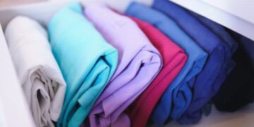 Χρωματιστά ρούχα: Το απλό κόλπο για να μην ξεθωριάζουν με 1 φυσικό υλικό