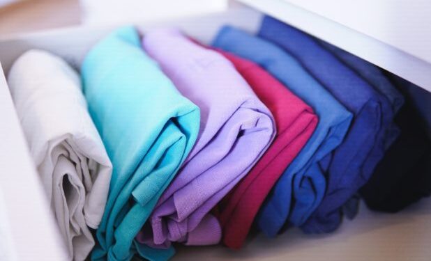 Χρωματιστά ρούχα: Το απλό κόλπο για να μην ξεθωριάζουν με 1 φυσικό υλικό