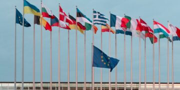 Έκτακτη σύνοδος των υπουργών Εξωτερικών την Τρίτη με φόντο τις εξελίξεις στη Μέση Ανατολή