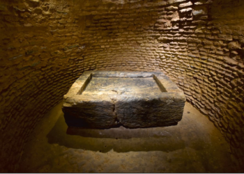 Μεταφέρθηκε με πλοίο και είναι πάνω από 1.000 χρόνια παλαιότερη από τον θόλο που την φιλοξενεί