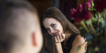 Οι 7 φράσεις που μαρτυρούν ότι μια γυναίκα βλέπει ερωτικά έναν άνδρα, αλλά περιμένει από εκείνον να κάνει το πρώτο βήμα