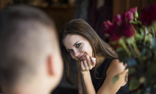 Οι 7 φράσεις που μαρτυρούν ότι μια γυναίκα βλέπει ερωτικά έναν άνδρα, αλλά περιμένει από εκείνον να κάνει το πρώτο βήμα