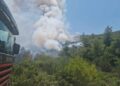 Φωτιά στον Μαραθώνα: Επιχειρούν 120 πυροσβέστες, δασοκομάντος και 17 εναέρια μέσα