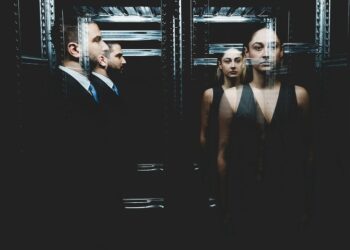 Η ομάδα «Κλεψύδρα» πολεμά μόνο επί σκηνής και εντός ψυχής