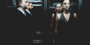 Η ομάδα «Κλεψύδρα» πολεμά μόνο επί σκηνής και εντός ψυχής