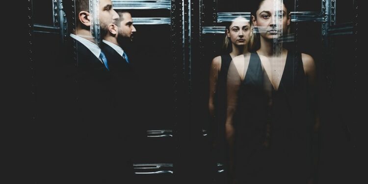 Η ομάδα «Κλεψύδρα» πολεμά μόνο επί σκηνής και εντός ψυχής