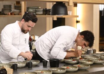 Ποιος από τους δύο φιναλίστ θα έρθει απόψε πιο κοντά στο τρόπαιο;