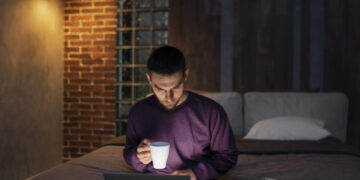 Ογκολόγος προειδοποιεί τους άνδρες να μην αγνοούν 1 κοινό σύμπτωμα του καρκίνου που μπορεί να εκδηλωθεί τη νύχτα