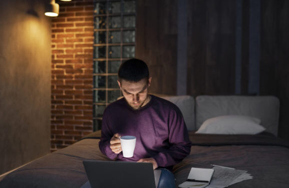 Ογκολόγος προειδοποιεί τους άνδρες να μην αγνοούν 1 κοινό σύμπτωμα του καρκίνου που μπορεί να εκδηλωθεί τη νύχτα