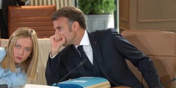 Βίντεο με τη γκριμάτσα της Μελόνι όταν ο Μακρόν έσκυψε να της μιλήσει στο αυτί