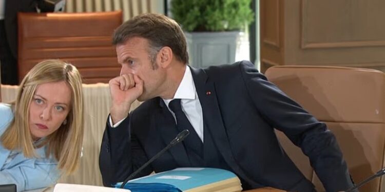 Βίντεο με τη γκριμάτσα της Μελόνι όταν ο Μακρόν έσκυψε να της μιλήσει στο αυτί