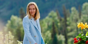 Ο ψίθυρος Μακρόν που «γύρισε το μάτι» της Tζόρτζια Μελόνι