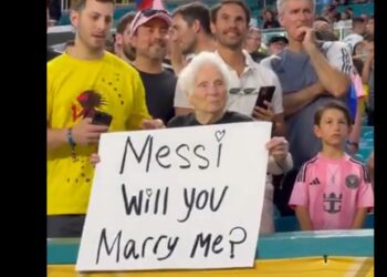 Λιονέλ Μέσι: Δέχτηκε πρόταση γάμου από ηλικιωμένη φίλαθλο – «Θα με παντρευτείς;»