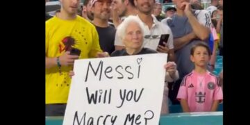 Λιονέλ Μέσι: Δέχτηκε πρόταση γάμου από ηλικιωμένη φίλαθλο – «Θα με παντρευτείς;»