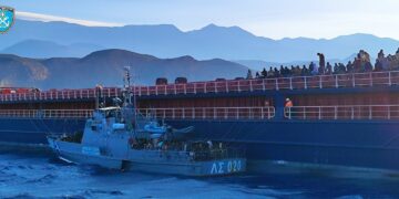 Χειροπέδες σε 4 για τη μεταφορά 497 μεταναστών