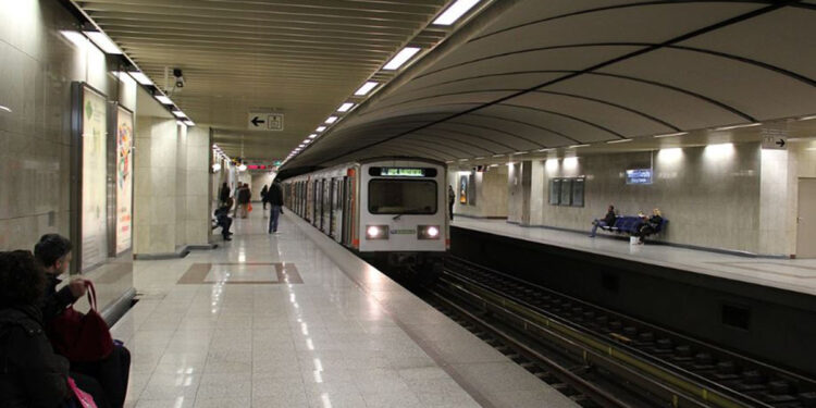 Ομόνοια: Εκκενώθηκε συρμός του ΗΣΑΠ λόγω καπνού