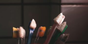 Οδοντόβουρτσα: Το Νο1 σημείο στο μπάνιο στο οποίο δεν πρέπει να την αφήνετε «ποτέ», σύμφωνα με ειδικό