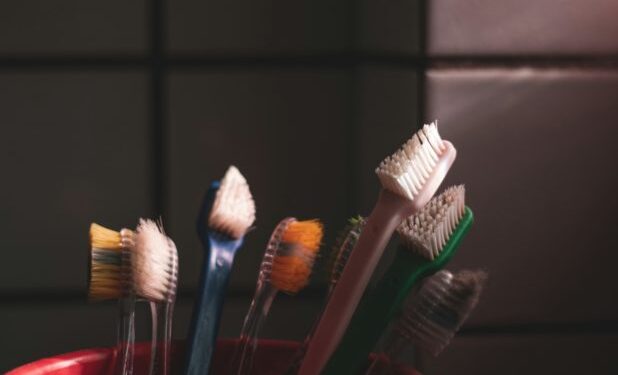 Οδοντόβουρτσα: Το Νο1 σημείο στο μπάνιο στο οποίο δεν πρέπει να την αφήνετε «ποτέ», σύμφωνα με ειδικό
