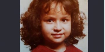 Η παιδική φωτογραφία και το τρυφερό μήνυμα του συζύγου της – «Πάντα ίδια, ετών 47»