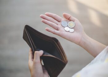 Τα «σκουπίδια» της Κυψέλης, το ελληνικό βασίλειο της ακρίβειας και το διπλωματικό survivor στη Βόρεια Αφρική