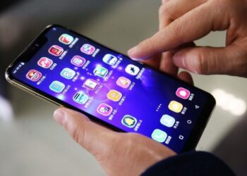 Κιμ Γιονγκ Ουν: Πώς κατασκοπεύει και κάνει «πλύση εγκεφάλου» στους πολίτες μέσω των smartphone