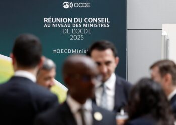 «Ψαλίδι» στις προβλέψεις για την παγκόσμια οικονομία λόγω δασμών Τραμπ