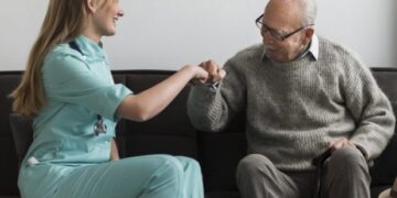 Φρόντιζε τον ηλικιωμένο γείτονά της και εκείνος της άφησε το σπίτι του