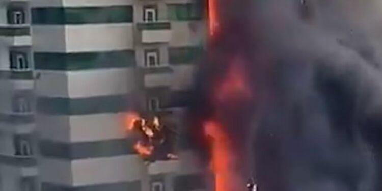 Φωτιά καταστρέφει ουρανοξύστη 67 ορόφων στο Ντουμπάι με 4.000 κατοίκους