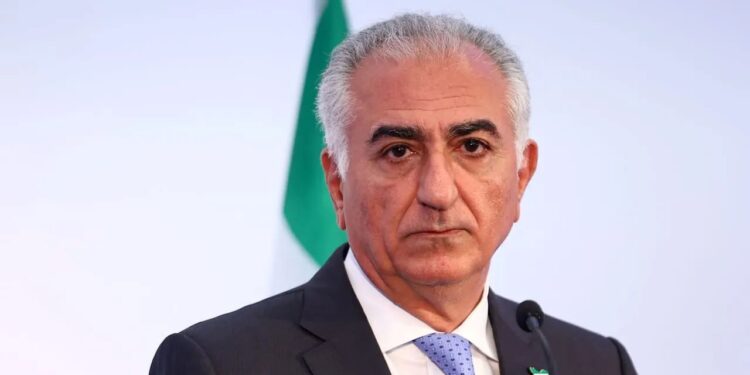 Ρεζά Παχλαβί: Ο «εξόριστος πρίγκιπας» αυτοπροτείνεται ως μεταβατικός ηγέτης για ένα «ειρηνικό, δημοκρατικό Ιράν»