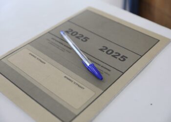 Τα θέματα σε Ιστορία, Φυσική και Οικονομία