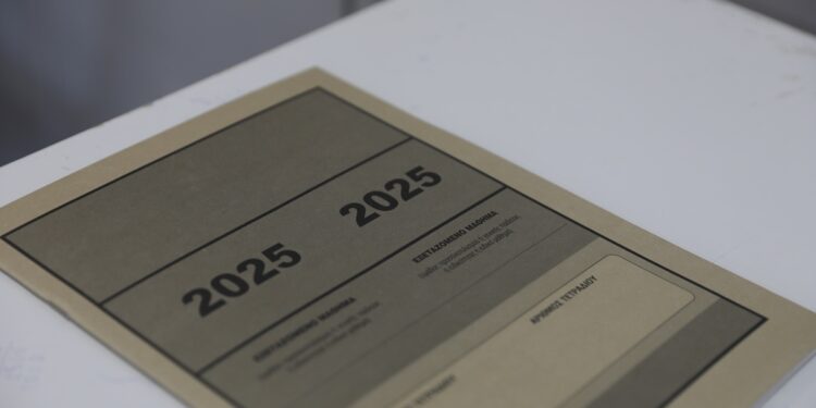 Συνελήφθη διευθύντρια σχολείου ύστερα από επεισόδιο με γονέα μαθήτριας που έδινε πανελλήνιες