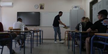 Ο σχολιασμός των θεμάτων σε Ιστορία, Φυσική και Οικονομία