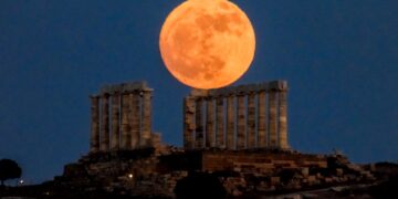 Το Φεγγάρι της Φράουλας «ξεκουράζεται» στον ναό του Ποσειδώνα (φωτογραφίες)