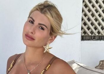 Η τρυφερή ανάρτηση από την παραλία με τον 7 μηνών γιο της