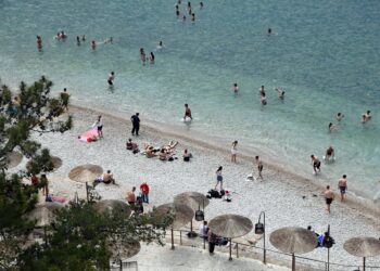 Καιρός: Κορυφώνεται το κύμα ζέστης με 37άρια