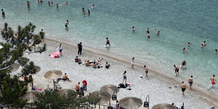 Καιρός: Κορυφώνεται το κύμα ζέστης με 37άρια