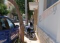 Άφησε την μηχανή του μπροστά στα σκαλιά ενός σπιτιού