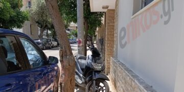 Άφησε την μηχανή του μπροστά στα σκαλιά ενός σπιτιού