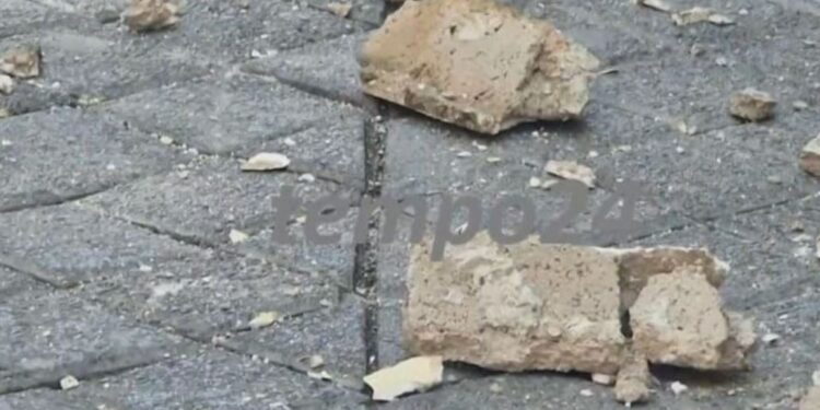 Πάτρα: Κομμάτια τσιμέντου αποκολλήθηκαν από τον 3ο όροφο κτιρίου