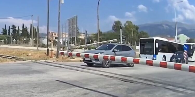 Καρέ καρέ η στιγμή που οδηγός αυτοκινήτου περνά κάτω από τις μπάρες σε φυλασσόμενη διάβαση
