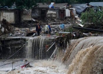 Εσπευσμένη απομάκρυνση 80.000 πολιτών από τις οικίες τους λόγω πλημμυρών