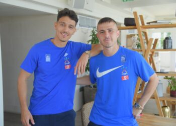 Απολαυστικοί Πέλκας και Γιαννούλης μαθαίνουν… κρητικά