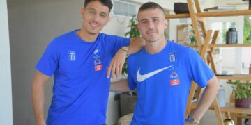 Απολαυστικοί Πέλκας και Γιαννούλης μαθαίνουν… κρητικά