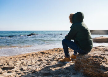 Οι άνθρωποι που ασυνείδητα κρατούν τους άλλους σε απόσταση, συνήθως είχαν αυτές τις 7 εμπειρίες στην παιδική ηλικία