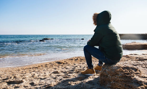 Οι άνθρωποι που ασυνείδητα κρατούν τους άλλους σε απόσταση, συνήθως είχαν αυτές τις 7 εμπειρίες στην παιδική ηλικία