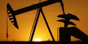 Εκτοξεύθηκε η τιμή του πετρελαίου μετά τους βομβαρδισμούς