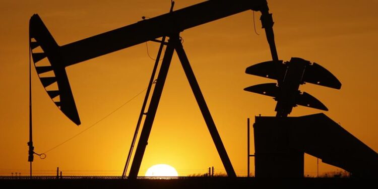 Εκτοξεύθηκε η τιμή του πετρελαίου μετά τους βομβαρδισμούς