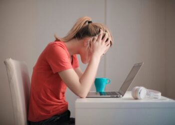 Οι 7 χαρακτηριστικές συμπεριφορές των ανθρώπων που ψάχνουν στο διαδίκτυο και τα παραμικρά συμπτώματα που έχουν