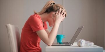 Οι 7 χαρακτηριστικές συμπεριφορές των ανθρώπων που ψάχνουν στο διαδίκτυο και τα παραμικρά συμπτώματα που έχουν