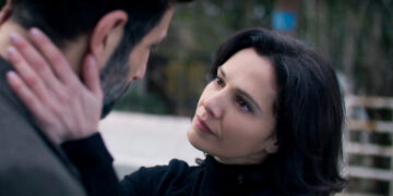 Ο Χρήστος βλέπει τη Μαρίνα να αγγίζει τρυφερά τον Άγη